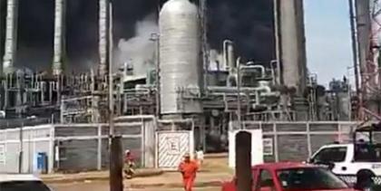 Troje povređeno u eksploziji u naftnom postrojenju